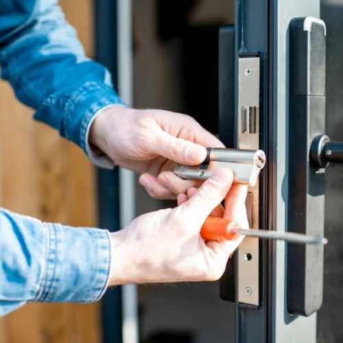 cambio-de-cilindro cerrajero en madrid abriendo puerta