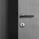 puerta cerrada con necesidad de apertura